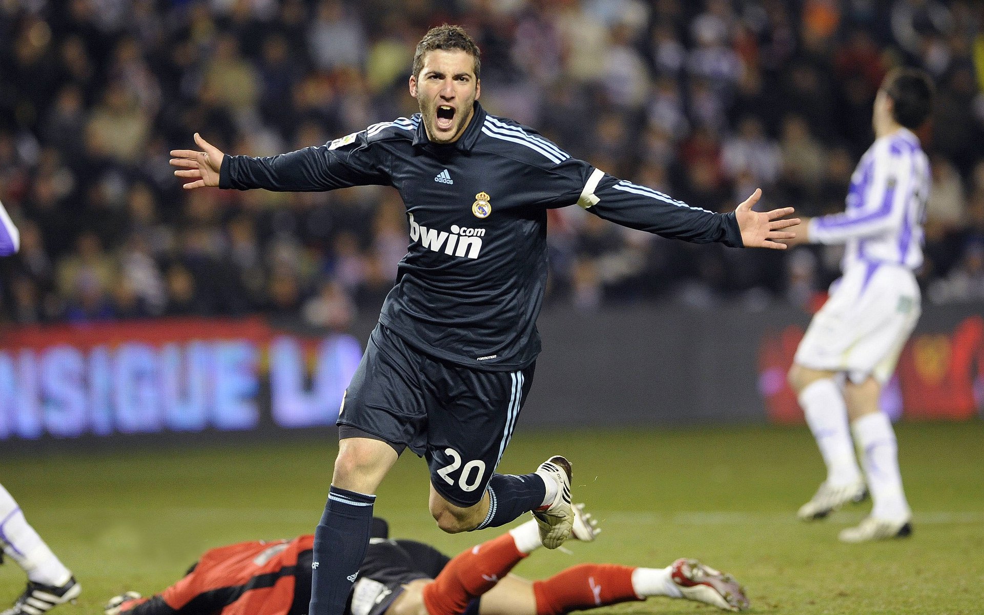 卫冕冠军大胜国王！神将33+19刷新纪录，威少5记三分轰24分9助攻，威少拿过三二十吗